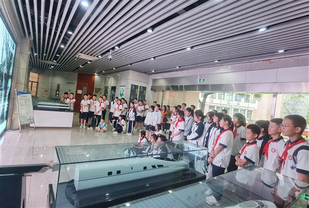 棠外初中师生赴西南交大轨道交通重点实验室开展主题团（队）日活动