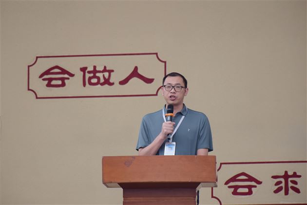 高中副校长邓思海致辞