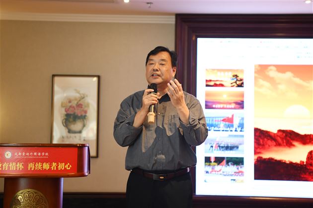 金秋送暖尊师意  情满棠外庆重阳