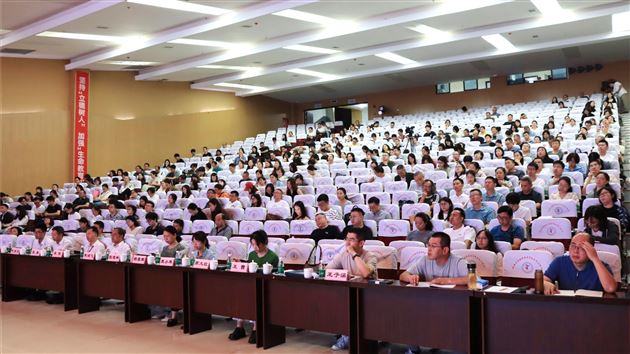 棠外高久红老师在成都市高三历史分科会中做专题分享