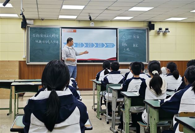 厚植爱国情怀 培育时代新人——棠外初2023级、初2024级各班开展爱国主义主题班会课 