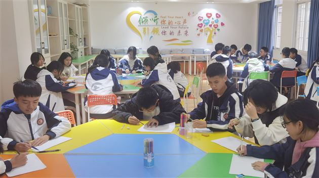 跨越压力的高山——棠外初中开展初2022级心理绘画减压团体辅导活动 