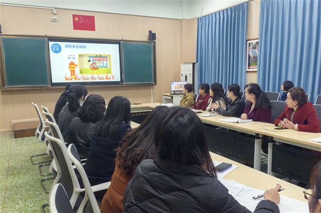 高中部生活老师进行消防培训