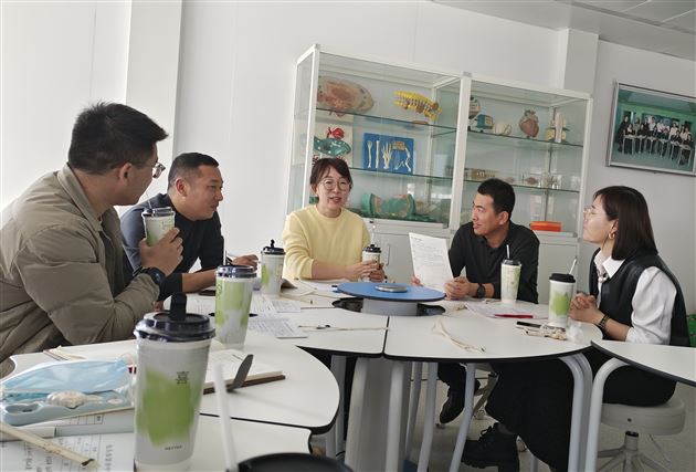 韩宇老师与学科老师交流