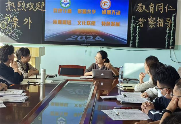 董文文老师与学科组老师交流