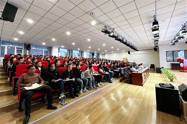 景开中学教师们认真聆听校长专题讲座