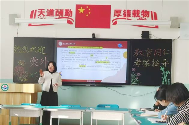 李秀芳主任和学科组老师交流