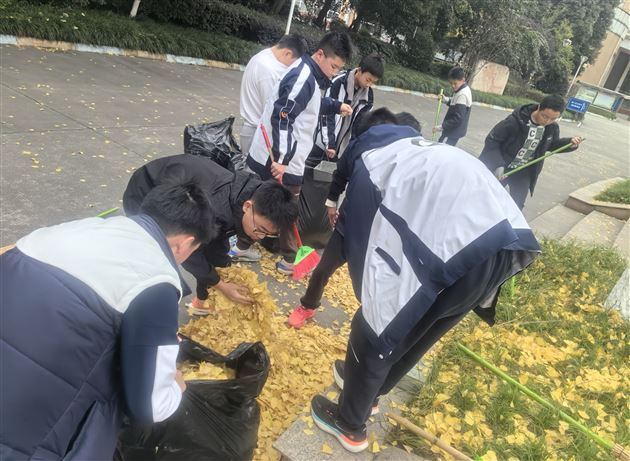 全员清洁行动 共建美好校园——记棠外初2023级1班校内劳动实践活动
