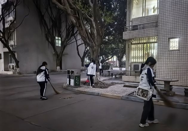 全员清洁行动 共建美好校园——记棠外初2023级1班校内劳动实践活动