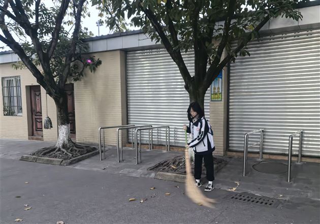 全员清洁行动 共建美好校园——记棠外初2023级1班校内劳动实践活动 
