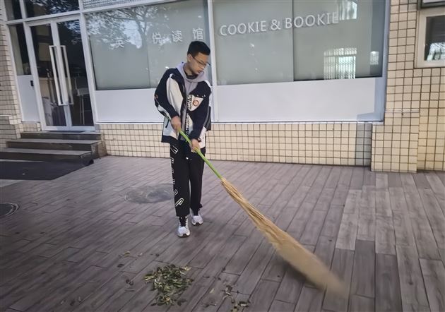 全员清洁行动 共建美好校园——记棠外初2023级1班校内劳动实践活动