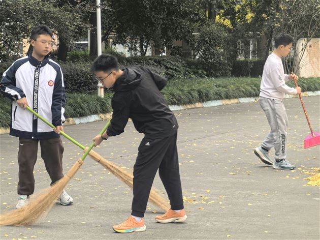 全员清洁行动 共建美好校园——记棠外初2023级1班校内劳动实践活动 
