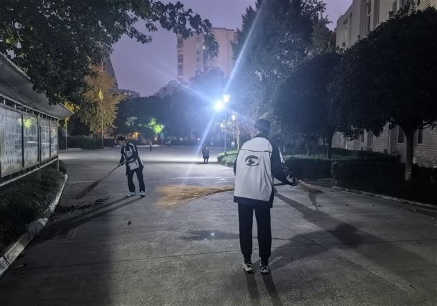 全员清洁行动 共建美好校园——记棠外初2023级1班校内劳动实践活动pg