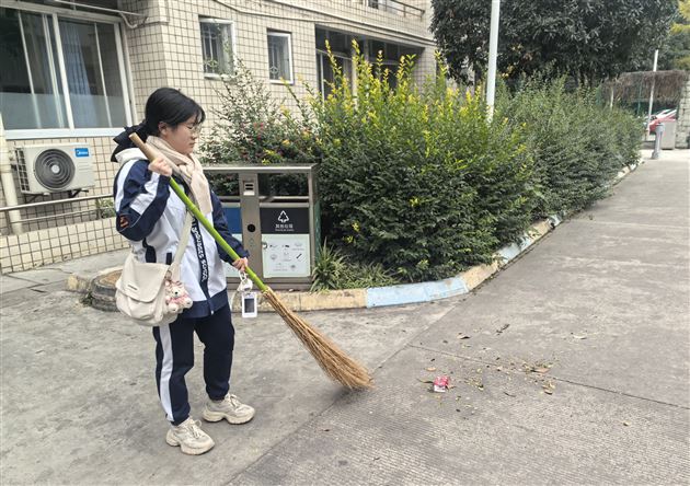 全员清洁行动 共建美好校园——记棠外初2023级1班校内劳动实践活动