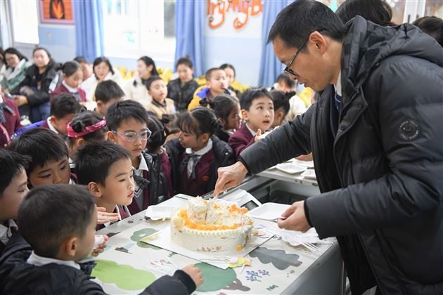 聆听花开的声音 点亮七彩的童年——棠外附小举行2024级学生入学百日庆典活动 