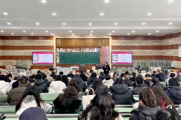 李秀芳主任主持会议