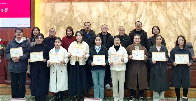 领导与分享教师们合影留念