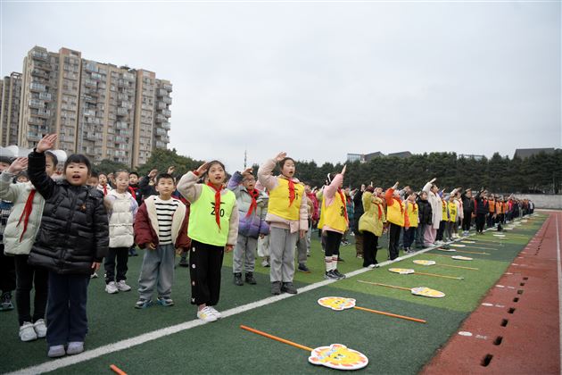 三月春风暖 雷锋巾帼行——记棠外附小第三周主题升旗仪式