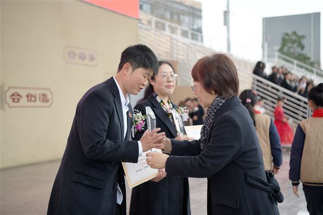 三月春风暖 雷锋巾帼行——记棠外附小第三周主题升旗仪式 