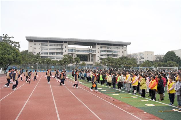 三月春风暖 雷锋巾帼行——记棠外附小第三周主题升旗仪式 