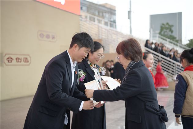 礼赞先进典型 致敬巾帼力量——棠外举行2025年“三八”国际劳动妇女节庆祝表彰系列活动