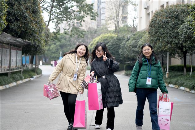 礼赞先进典型 致敬巾帼力量——棠外举行2025年“三八”国际劳动妇女节庆祝表彰系列活动