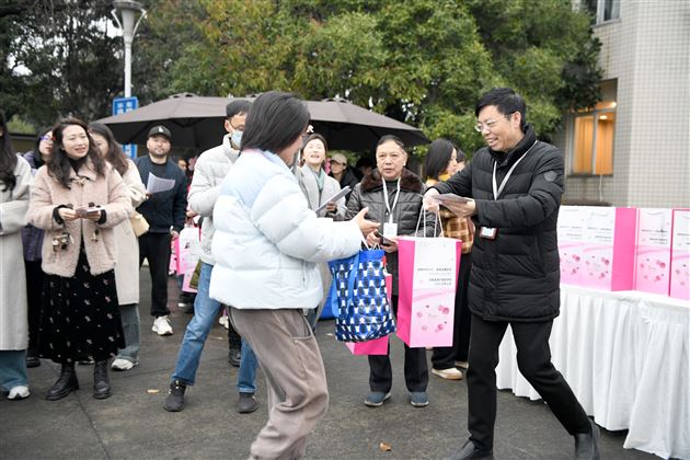 礼赞先进典型 致敬巾帼力量——棠外举行2025年“三八”国际劳动妇女节庆祝表彰系列活动