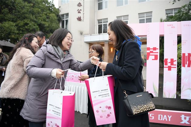 礼赞先进典型 致敬巾帼力量——棠外举行2025年“三八”国际劳动妇女节庆祝表彰系列活动