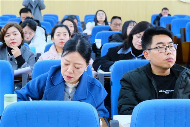 棠外初中袁成老师受邛崃市教育局邀请在2025年邛崃市学校德体卫艺工作会中作专题讲座