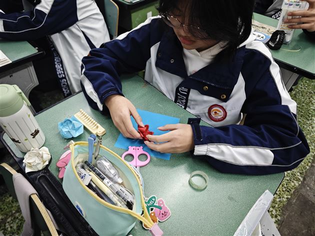 劳动育美德 感恩在行动——棠外初中开展2025年妇女节主题劳动教育活动