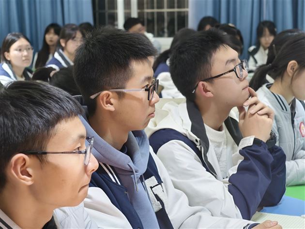 自我锚定与多元探索——北大学长陈红翰作客棠外第19期校友分享会