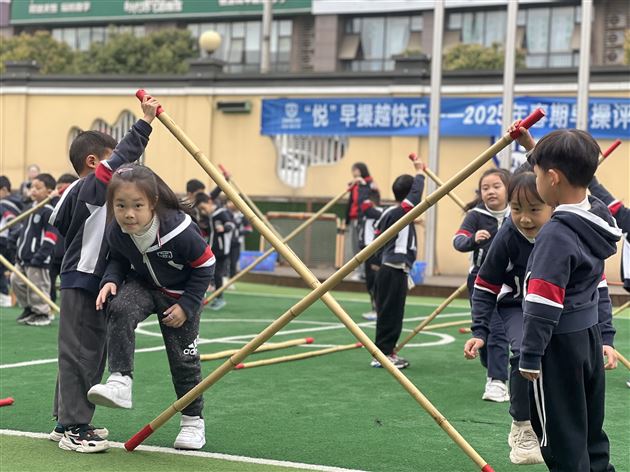 活力早操展风采 器械运动促成长——棠湖仁智幼儿园开展2025年春季早操评赛