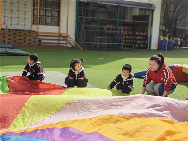 活力早操展风采 器械运动促成长——棠湖仁智幼儿园开展2025年春季早操评赛