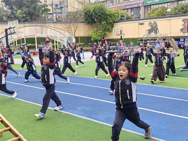 活力早操展风采 器械运动促成长——棠湖仁智幼儿园开展2025年春季早操评赛 