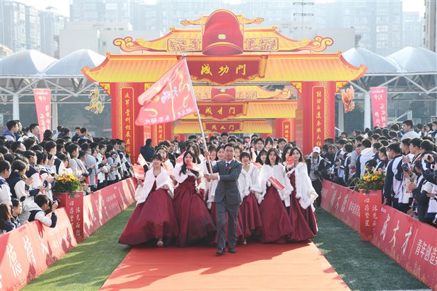 心存繁星 沐光而行——棠外高2025届成人典礼