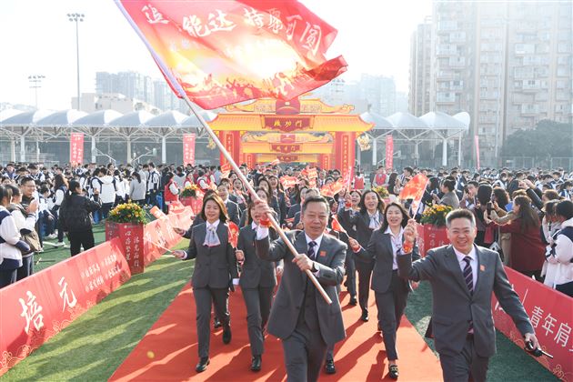 心存繁星 沐光而行——棠外高2025届成人典礼