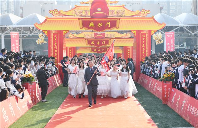 心存繁星 沐光而行——棠外高2025届成人典礼