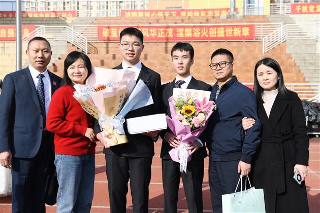 心存繁星 沐光而行——棠外高2025届成人典礼