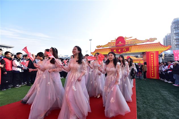 心存繁星 沐光而行——棠外高2025届成人典礼