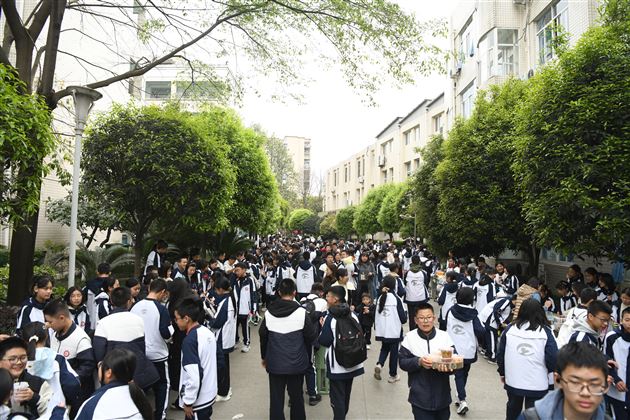 以劳动之笔 绘青春华章——棠外举行第二十一届师生爱心义卖活动