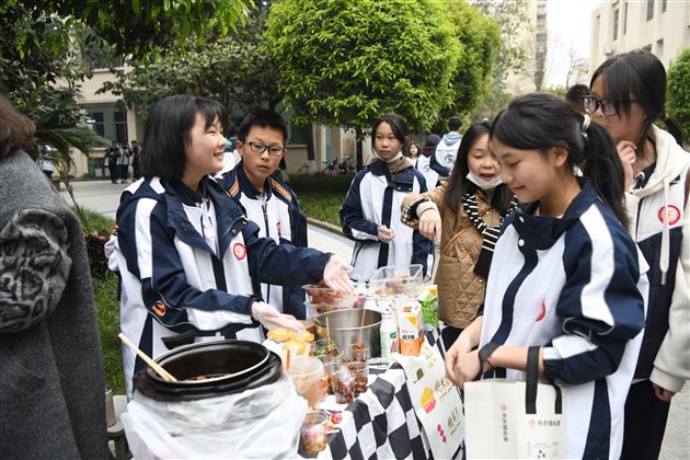 以劳动之笔 绘青春华章——棠外举行第二十一届师生爱心义卖活动 