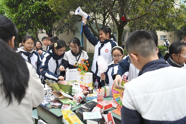 以劳动之笔 绘青春华章——棠外举行第二十一届师生爱心义卖活动 