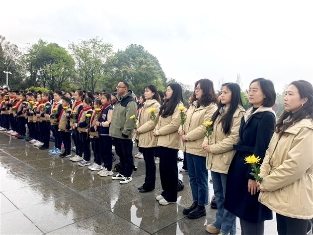 致敬英雄忠魂 筑牢精神丰碑——棠外“赓续·2025·清明祭英烈”主题教育活动纪实 