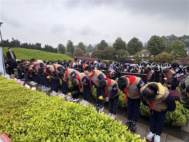 致敬英雄忠魂 筑牢精神丰碑——棠外“赓续·2025·清明祭英烈”主题教育活动纪实