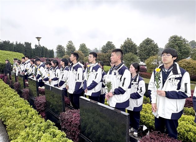 致敬英雄忠魂 筑牢精神丰碑——棠外“赓续·2025·清明祭英烈”主题教育活动纪实