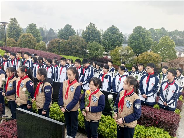 致敬英雄忠魂 筑牢精神丰碑——棠外“赓续·2025·清明祭英烈”主题教育活动纪实