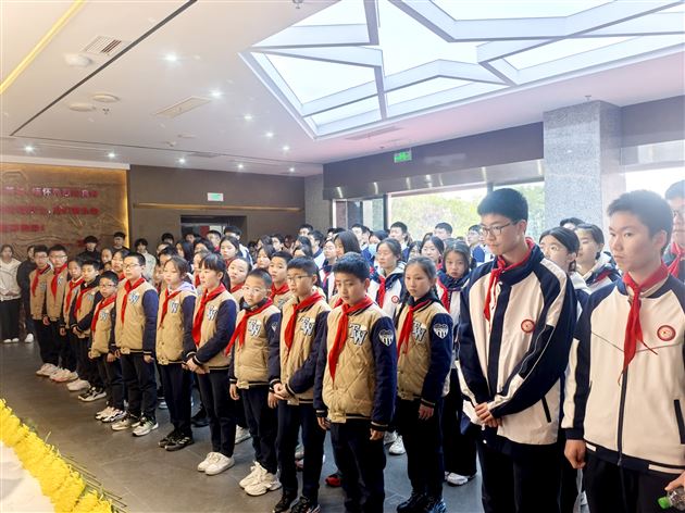 致敬英雄忠魂 筑牢精神丰碑——棠外“赓续·2025·清明祭英烈”主题教育活动纪实