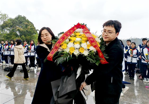 致敬英雄忠魂 筑牢精神丰碑——棠外“赓续·2025·清明祭英烈”主题教育活动纪实