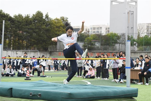 梦驰赛场燃青春 “径”彩飞扬展风华——棠外高中举行“多威杯”第二十一届田径运动会 