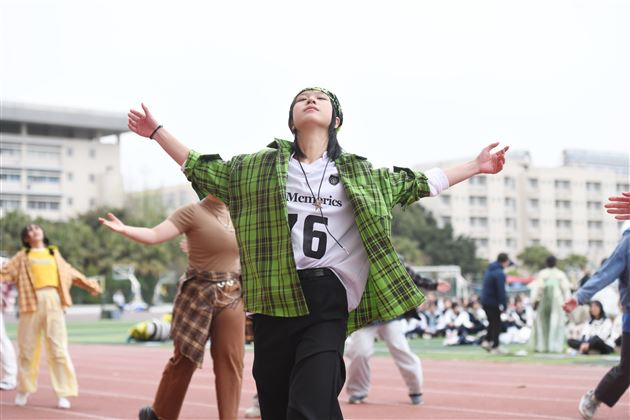 梦驰赛场燃青春 “径”彩飞扬展风华——棠外高中举行“多威杯”第二十一届田径运动会 